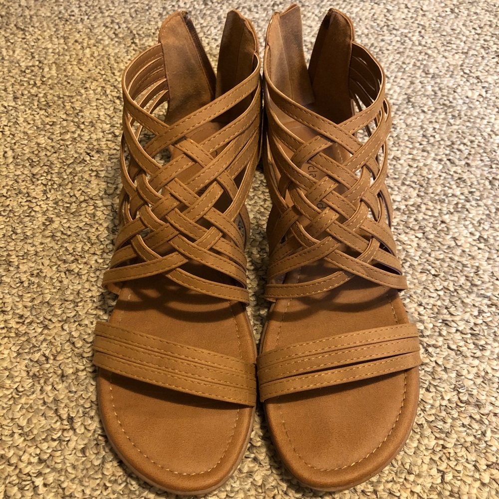 City classified sandals